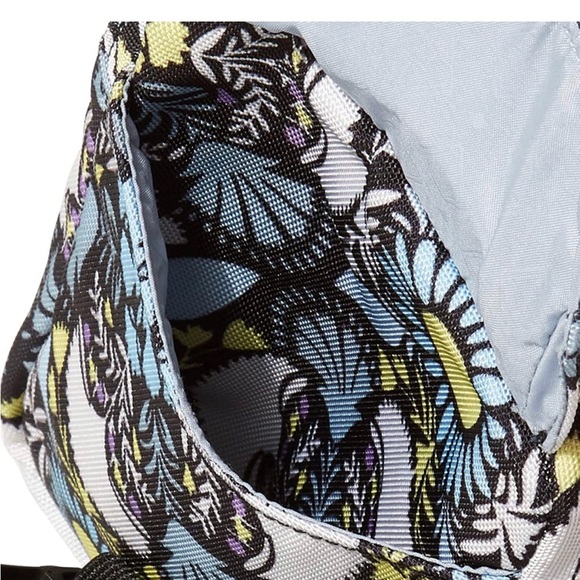 Vera Bradley Lighten Up Reactive Convertible Belt Bag Plaza Medallion NWT - Picture 4 of 7